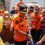 Pasca Erupsi GAK, Pemkot Metro Lakukan Penyiraman Sisa Abu Vulkanik pada Fasum